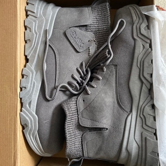 Men’s & women’s sneaker boot